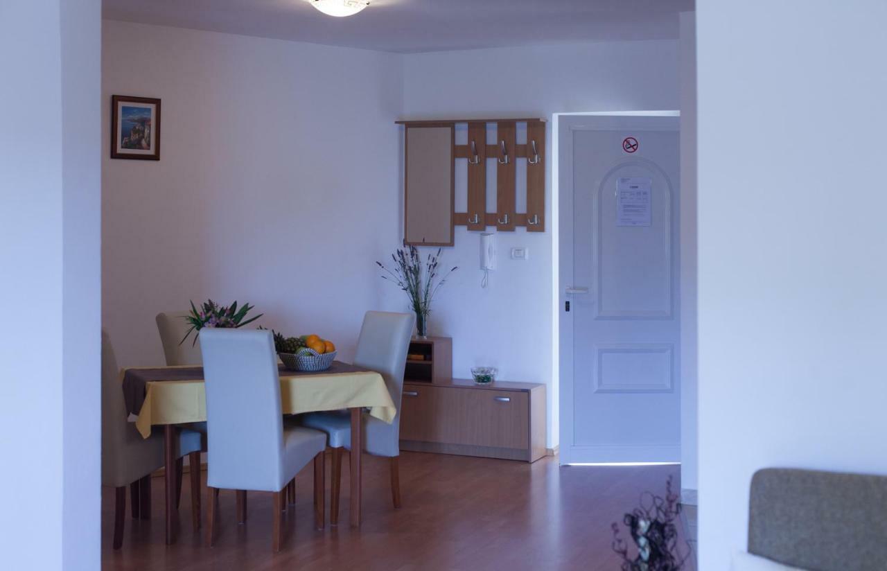 Apartment Helga Ližnjan エクステリア 写真