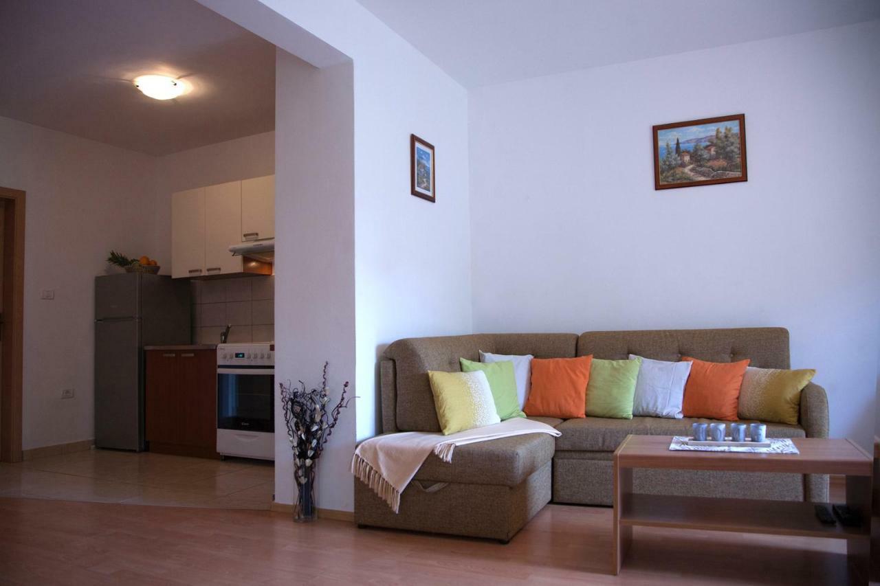 Apartment Helga Ližnjan エクステリア 写真